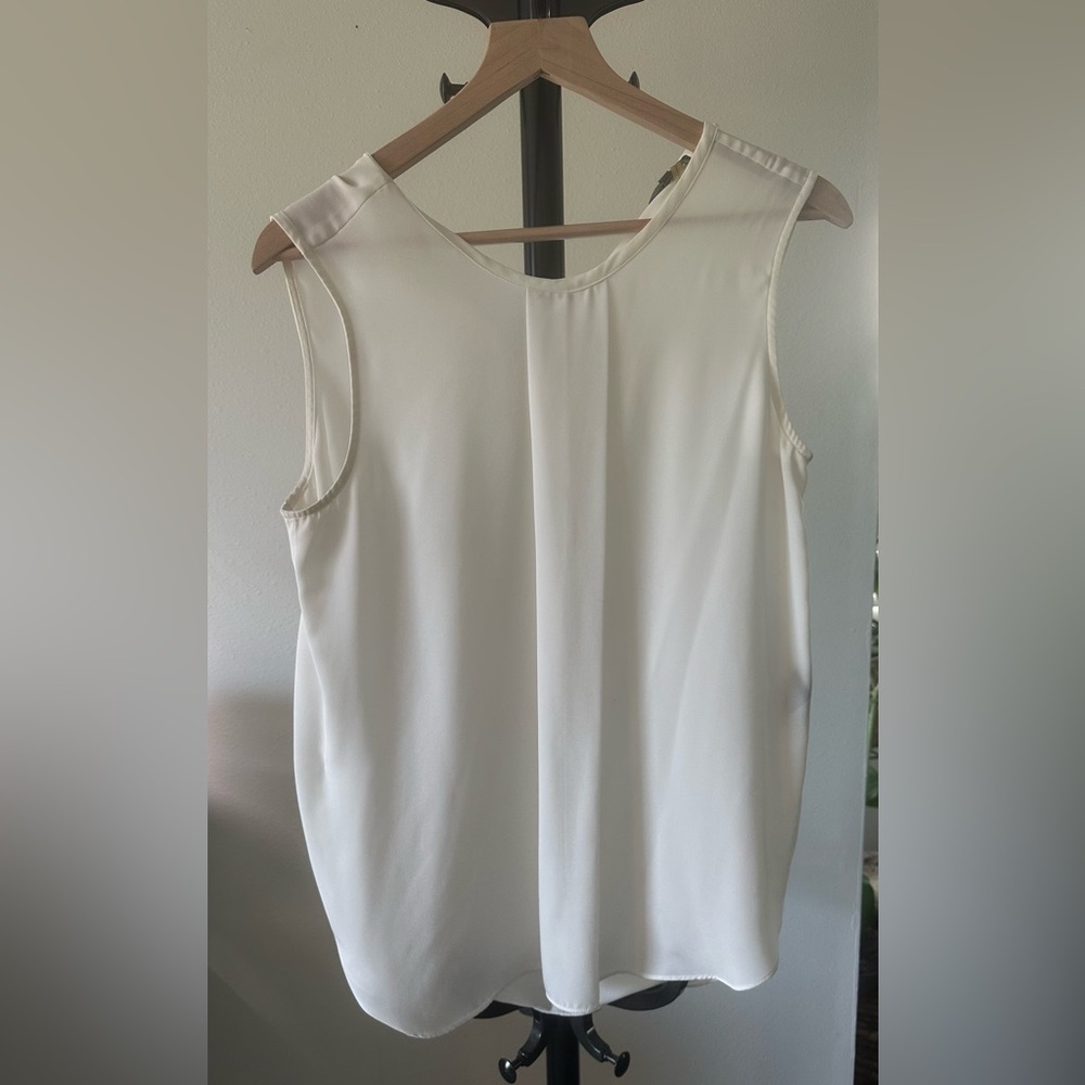 Vince Camuto Elegant White Sleeveless Top - size small - Picture 4 of 8